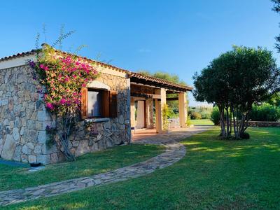 BouganVilla by the Beach - San Teodoro 1