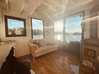 Gemütliches Hausboot mit Kamin in Berlin