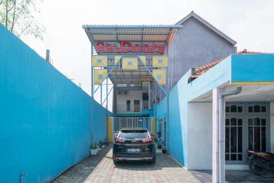 RedDoorz near RS Mitra Keluarga Waru
