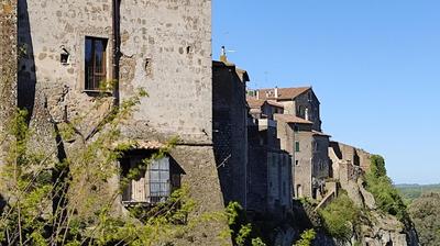 LA CHASCONA DI FARNESE casa di tufo nel borgo
