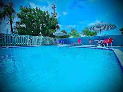 Secret Serenity! Roomy! Pool! 5 min from Beach!