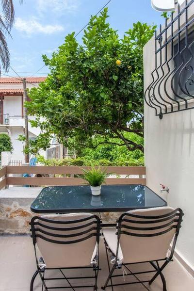 Casa Athelia: Traditional Home, Local Neighborhood