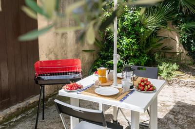 GuestHost - Cisanello Rock Apartment with Patio and Barbecue