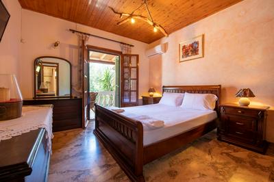 Villa Yiannitsis-Harmony In The Flowers, Acharavi Beach