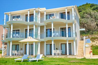Armikes Beachfront Suites Afionas