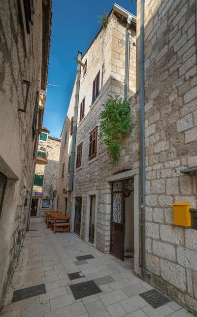 New cozy apartment - center of old town Omiš