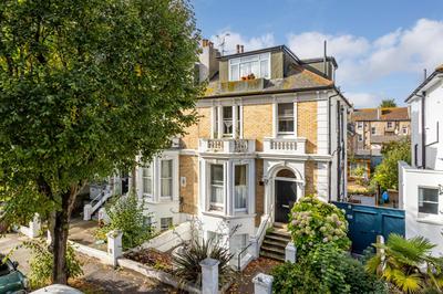 Spacious 2 bedroom apartment with beautiful garde