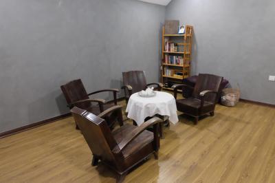 La Sen-Thu An-Có cửa sổ nhìn ra ban công