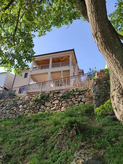 Studio apartment above promenade w terrace & parking