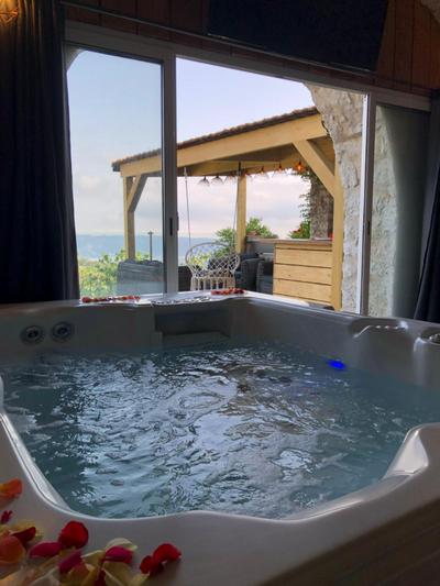 The Manor Charming Guest Room with Private Jacuzzi