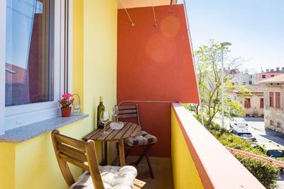 Sunny apartment ILI near Amfiteatar