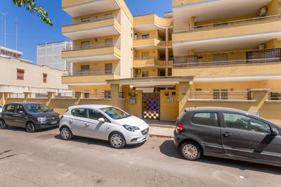 GuestHost - Roomy Apartment with Terrace & Parking