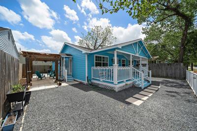Blue Bungalow In Houston Heights! Walkable to Popular Bars