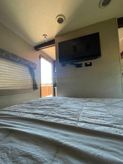 RV2 Stunning RV Private Netflix FreeParking