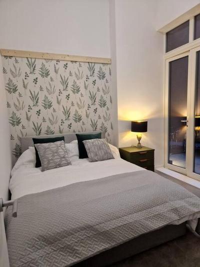 Double Bedroom in Modern Apartment — London photo 2