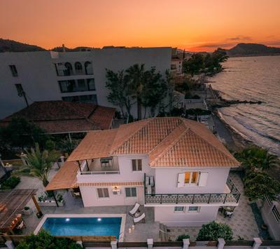 Villa Elizabeth - Seafront Classic Villa!