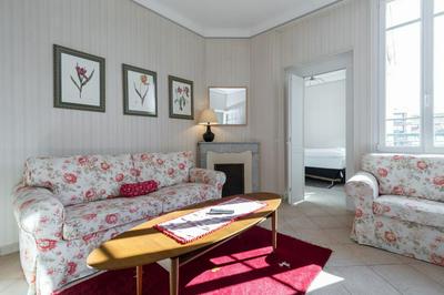 Three bedroom two bathroom apartment in center of Cannes on quiet street minutes from the Palais - 2002