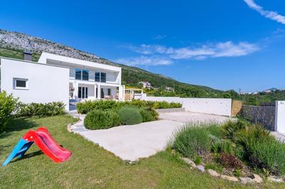Villa Zen with 4 bedrooms, private 32 sqm pool, summer kitchen, 7 km from the beach