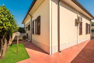 Marina di Carrara - Free Parking & WiFi - 5 minutes by car from the beach