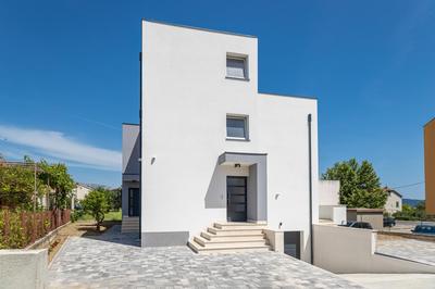 Bonaca apartments with terrace, barbecue and private parking