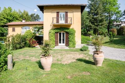 Bright APT surrounded by greenery with parking & Shared Pool