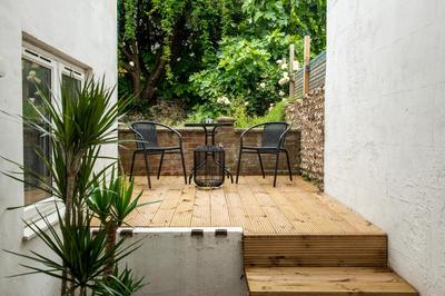 Stylish Apartment 5 minutes from Station w Garden