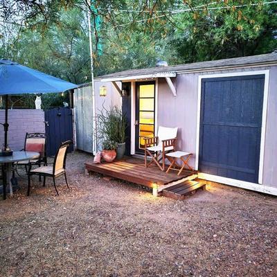 Cute Peaceful Tiny House Getaway w Backyard