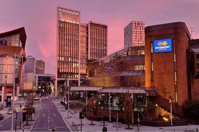 Ultra-Luxury City centre 2 bed apartment, with FREE parking