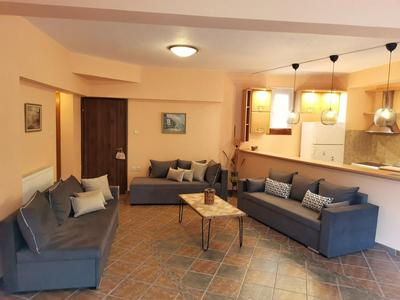 Christie's Ground Floor Apartment by the Sea