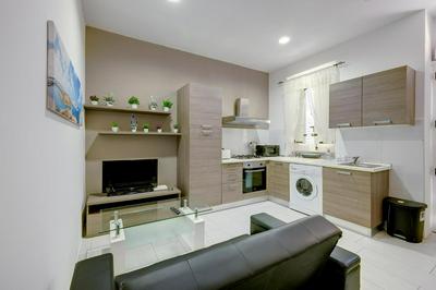 Modern 1BR Maisonette steps from the Promenade