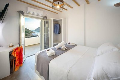 Droufakos’ Home - Beachfront Lux 2BD Apartment with Views