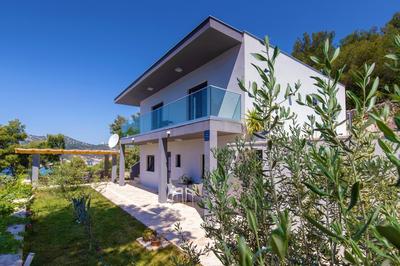 Villa Regina with heated pool and sea view