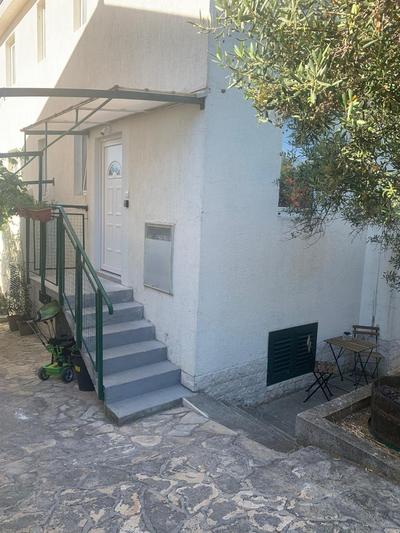 A cosy renovated one bedroom appartement with parking space and near the sea and the historical city center