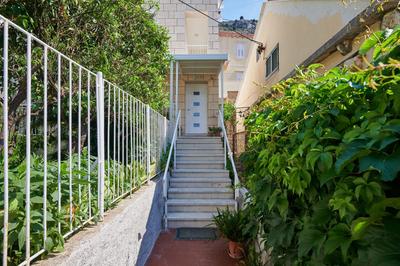 Newly renovated apt. near to entrance to Old Town