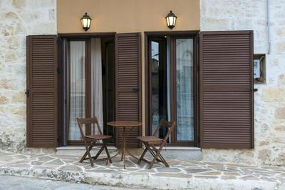 2 Bedrooms Apartment with Enclosed Garden and WiFi at Roustika