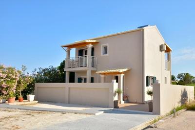 Stylish Privet Poolside Villa