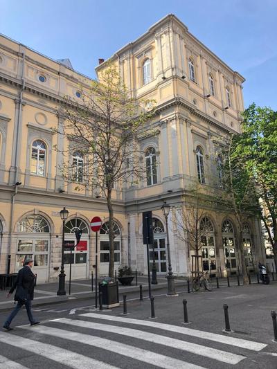 Alla Scalinata del Teatro Rossetti confort suites parcheggio in Viale XX Settembre