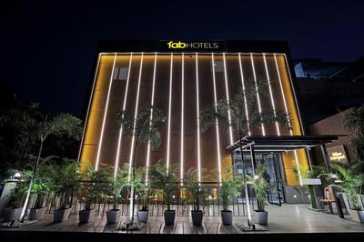 FabHotel Yellow Courtyard