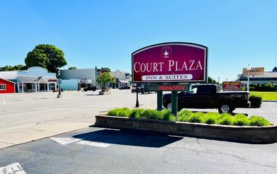 Court Plaza Inn & Suites of Mackinaw