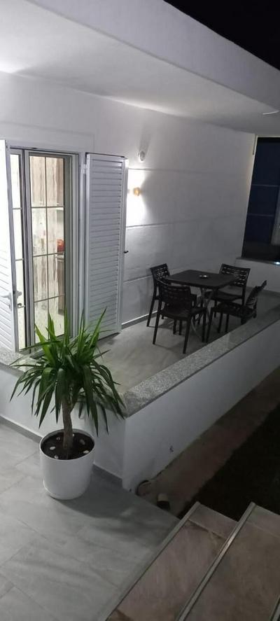 Arjan Dyli Guesthouse