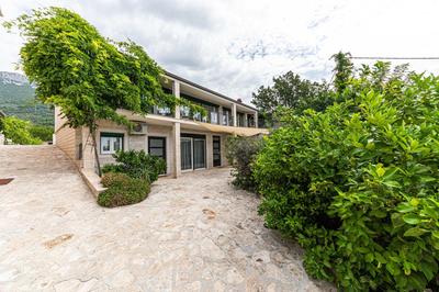 Home Away from home with outdoor pool, botanical garden and a beautiful sea view