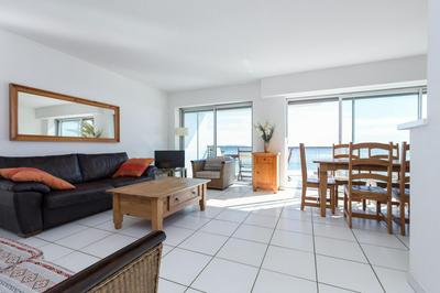 Bright two bedroomed apartment on the beach in Cannes with huge terrace with fabulous sea views - 2001