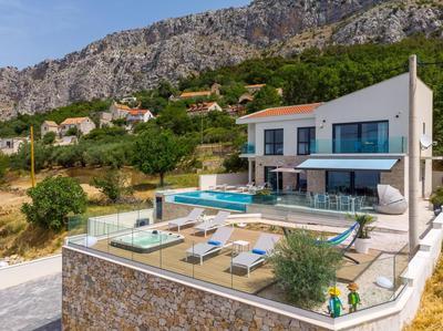 Seaview Villa Nautique, a 3-bedroom villa with a 32 sqm heated private pool and a Whirlpool