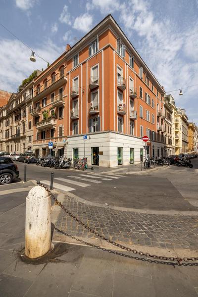 Charming apartment with patio a few steps from Colosseum