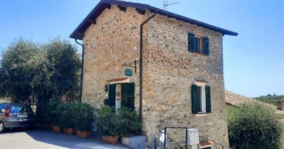 Antica casa in pietra vista mare