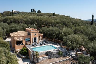 Villa Apanemia by Villa Plus