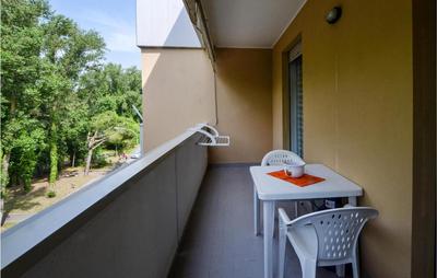 2 Bedroom Cozy Apartment In Rosolina Mare