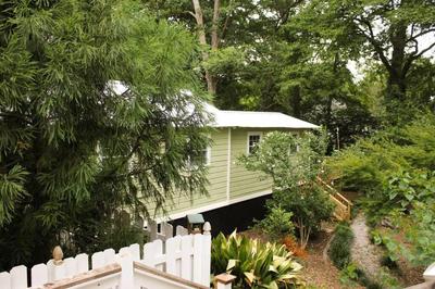 The Greenhouse Cozy Cottage- Walk to Downtown!
