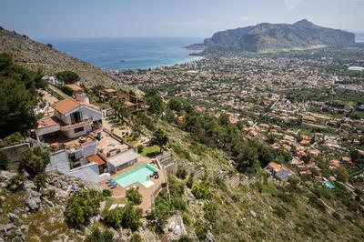 Villa vista mare con piscina privata a Mondello