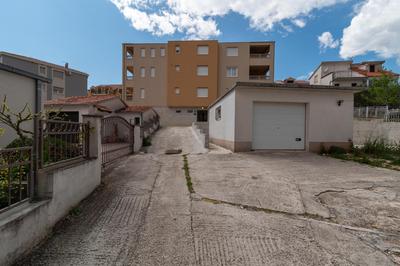 Mavarstica Bay View Apartment with Garage (by the Diving Center)